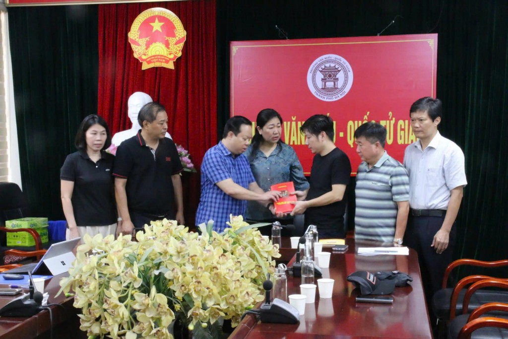 Bí thư Đảng ủy, Chủ tịch HĐND phường Văn Miếu - Quốc Tử Giám Đỗ Trọng Nam trao hỗ trợ của phường, động viên thân nhân người bị nạn