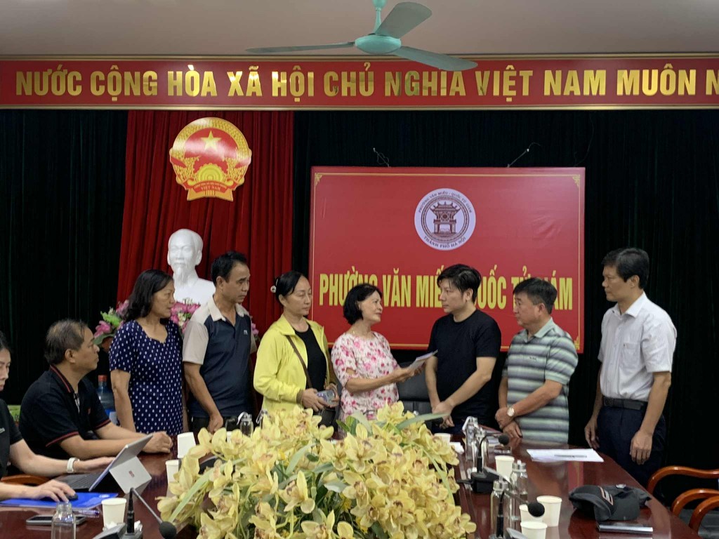 Đại diện các đoàn thể chính trị xã hội trên địa bàn phường phường Văn Miếu - Quốc Tử Giám thăm hỏi, động viên gia đình nạn nhân