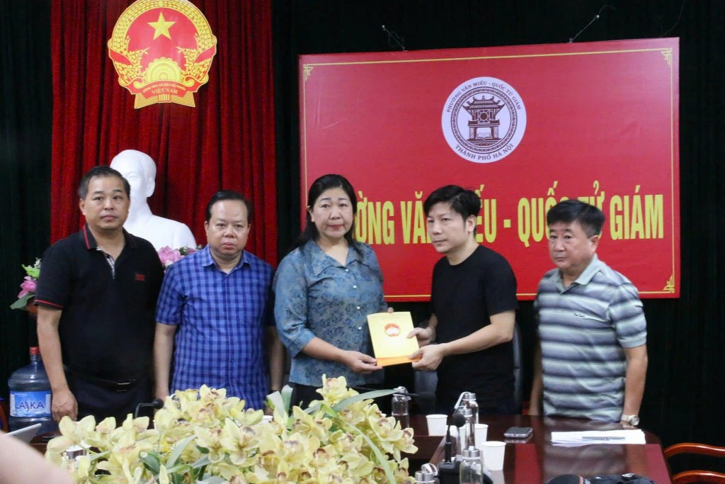 Chủ tịch Uỷ ban MTTQ Việt Nam TP Hà Nội Nguyễn Lan Hương trao hỗ trợ, động viên, chia sẻ với những mất mát của gia đình nạn nhân