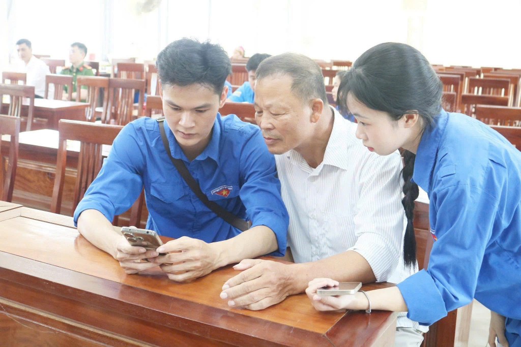 Các bạn trẻ hỗ trợ người dân chuyển đổi số