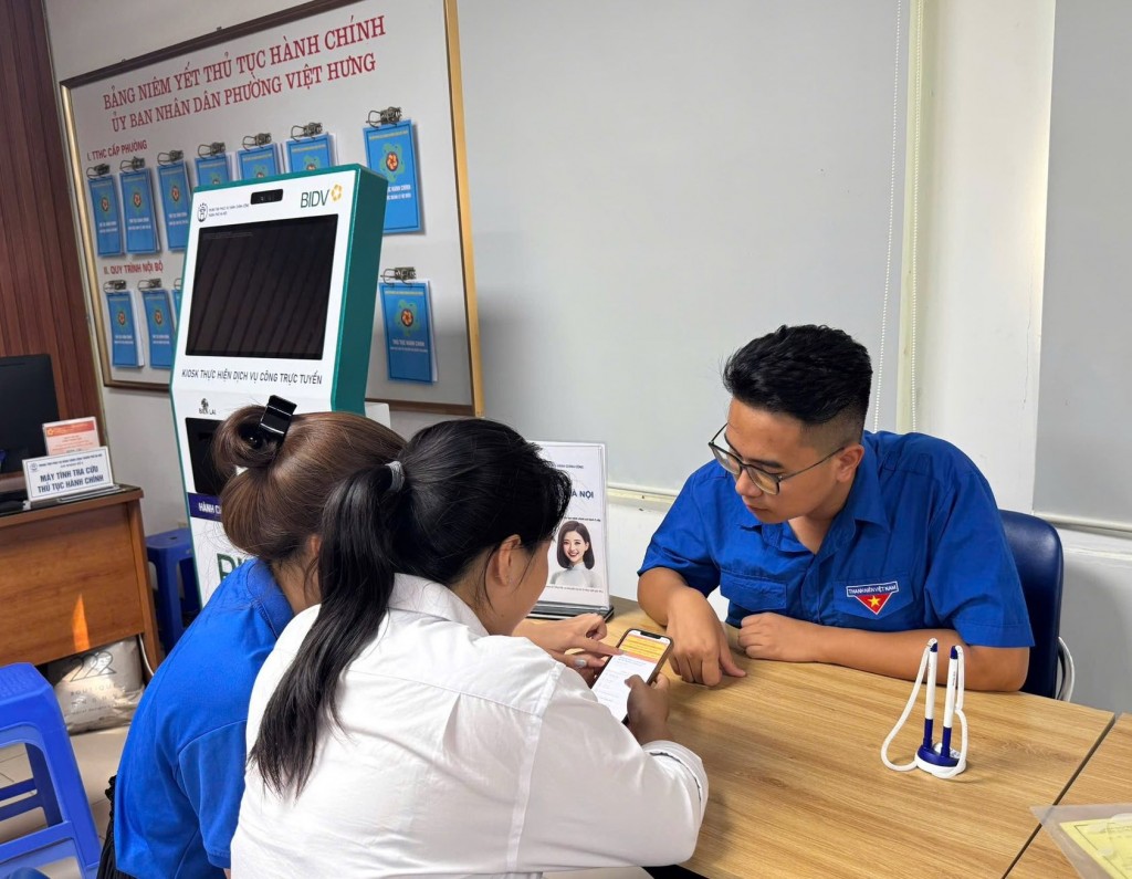 Thanh niên phường Việt Hưng hỗ trợ người dân chuyển đổi số
