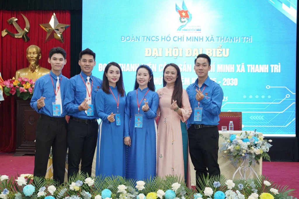 Anh Trương Quốc Đạt, Phó Bí thư Đoàn xã Thanh Trì, Bí thư Chi đoàn thôn Cổ Điển B (ngoài cùng bên trái) cùng các bạn trẻ xã