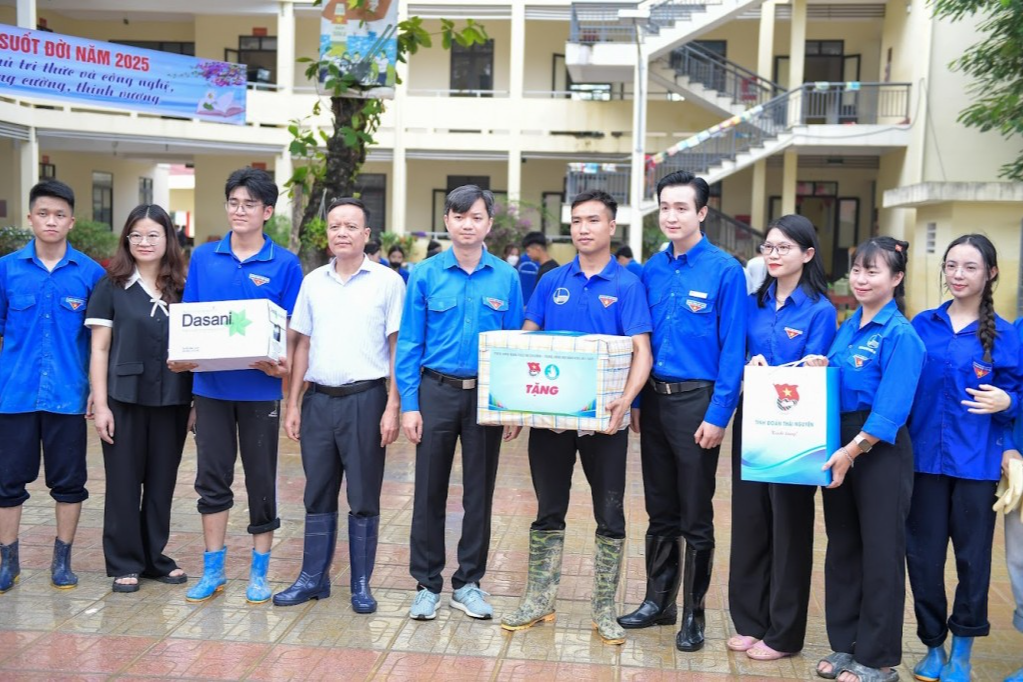 Đoàn công tác thăm hỏi, tặng quà thanh niên tình nguyện 