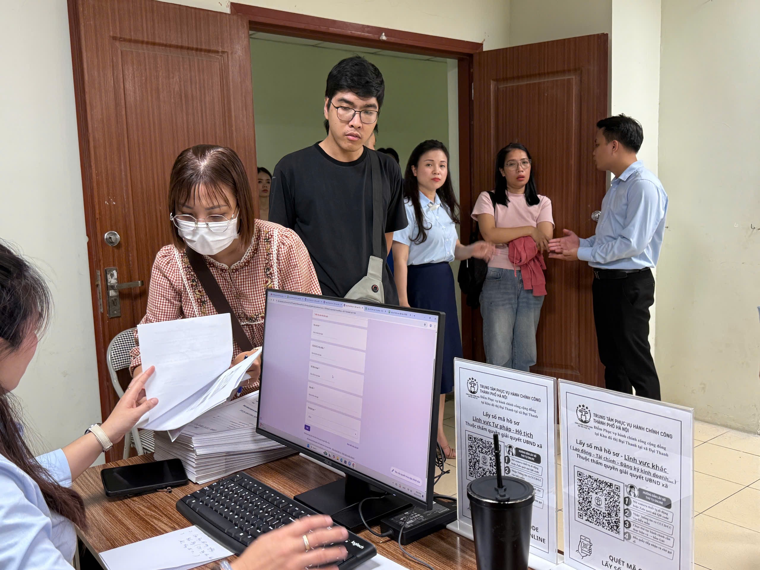 Người dân thực hiện thủ tục hành chính tại Điểm phục vụ hành chính công cộng đồng Khu đô thị Đại Thanh