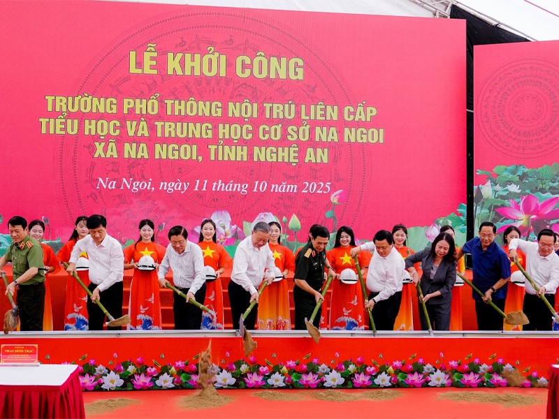 Tổng Bí thư Tô Lâm cùng các đồng chí lãnh đạo Đảng, Nhà nước, bộ, ngành Trung ương, tỉnh Nghệ An thực hiện nghi thức khởi công xây dựng Trường Phổ thông nội trú liên cấp TH và THCS Na Ngoi. 