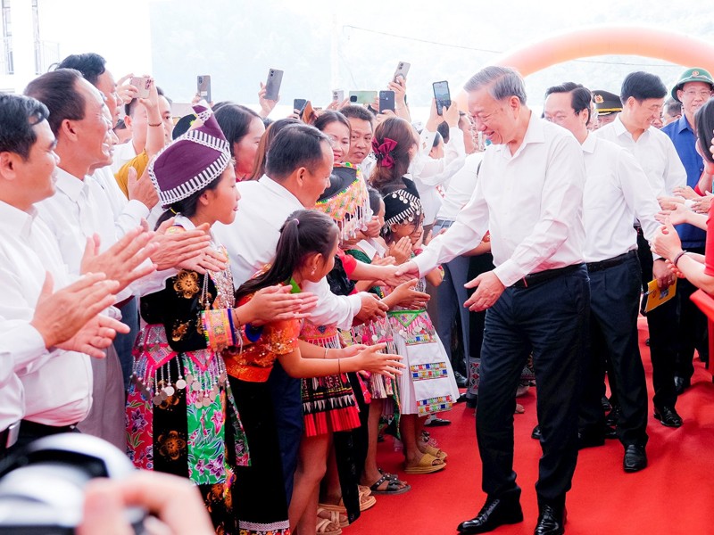Sáng 11/10, cán bộ, giáo viên, học sinh và người dân xã Na Ngoi nồng nhiệt chào đón Tổng Bí thư Tô Lâm cùng đoàn công tác Trung ương và lãnh đạo tỉnh Nghệ An về dự Lễ khởi công Trường Phổ thông nội trú liên cấp Na Ngoi.