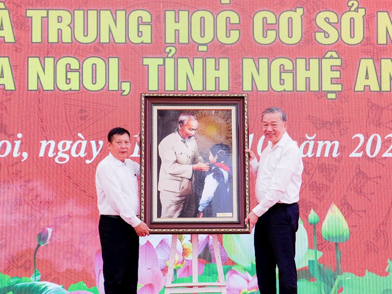 Tổng Bí thư Tô Lâm trao tặng nhà trường bức ảnh “Bác Hồ quàng khăn đỏ cho học sinh” – biểu tượng thiêng liêng thể hiện tình cảm và sự quan tâm của Bác đối với thế hệ trẻ.