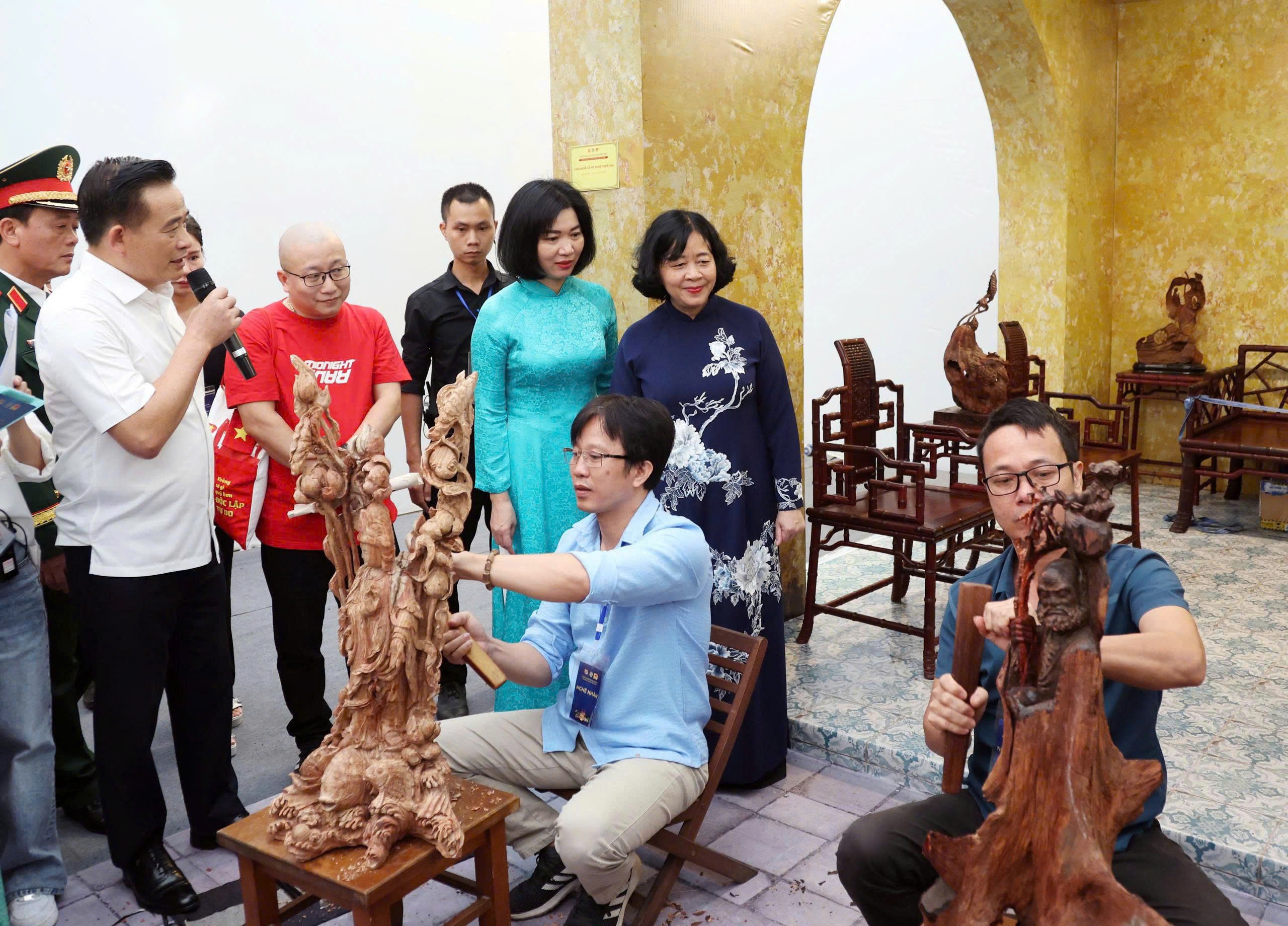 Bí thư Thành ủy Hà Nội Bùi Thị Minh Hoài cùng đoàn đại biểu TP Hà Nội tham quan triển lãm “Thủ đô Hà Nội văn hiến, anh hùng - 80 năm hành trình cùng đất nước”