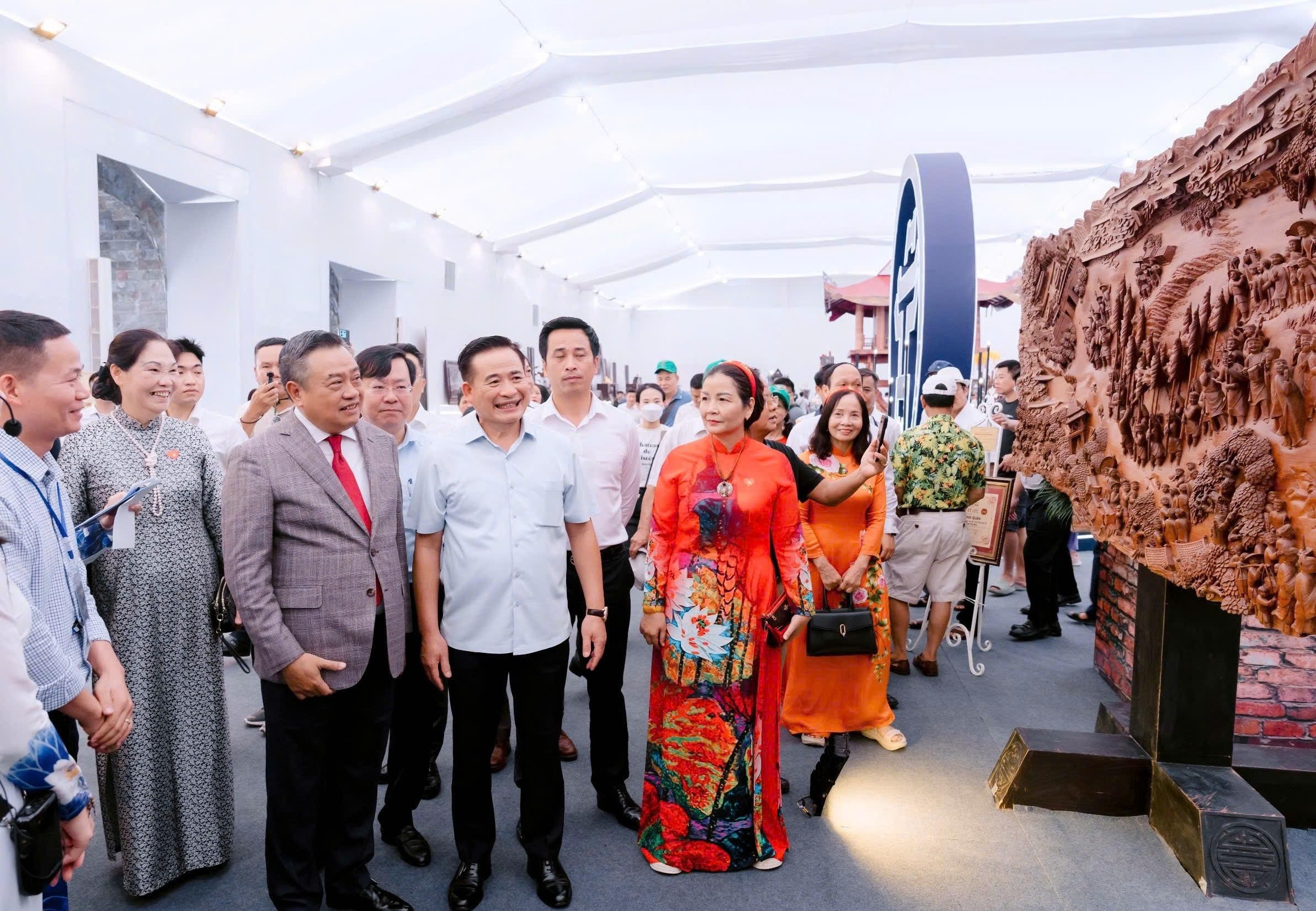 Chủ tịch UBND thành phố Trần Sỹ Thanh cùng đoàn đại biểu TP Hà Nội tham quan Không gian truyền thống và sáng tạo Hà Nội 2025