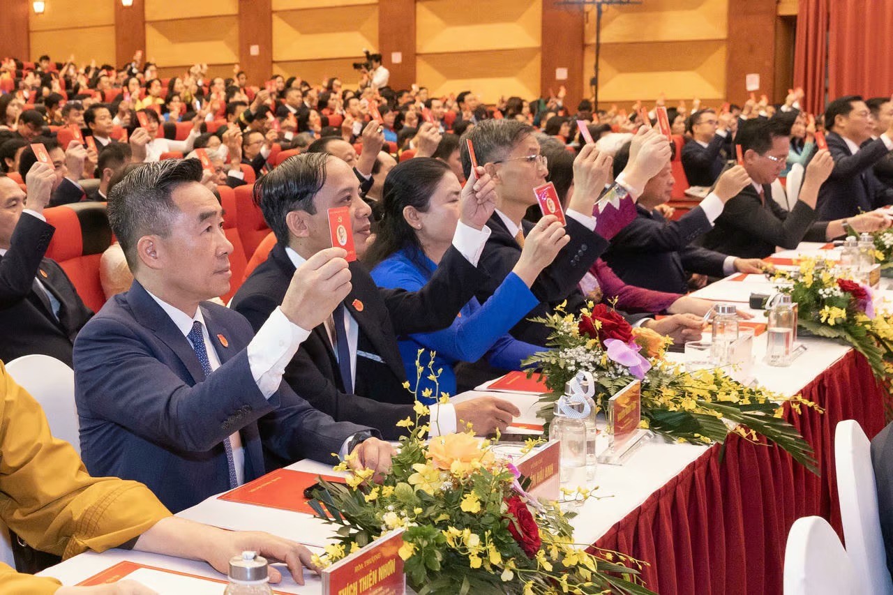 Đại biểu tiến hành biểu quyết tại Đại hội