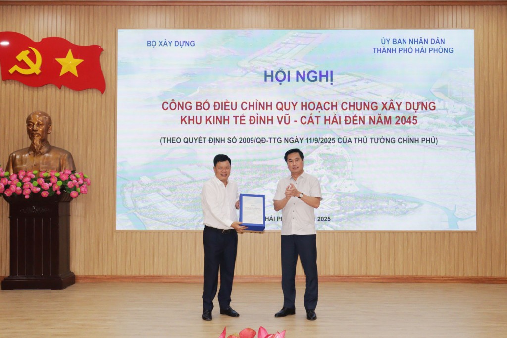 Thứ trưởng Bộ Xây dựng Nguyễn Tường Văn trao Quyết định của Thủ tướng Chính phủ phê duyệt Điều chỉnh Quy hoạch chung xây dựng Khu kinh tế Đình Vũ - Cát Hải đến năm 2045.