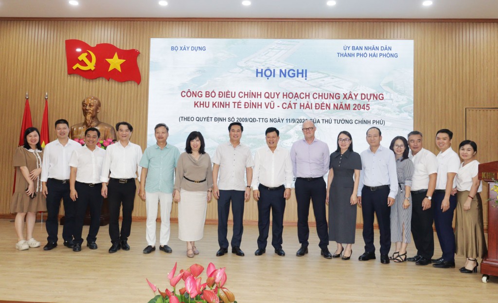 Lãnh đạo Bộ Xây dựng và lãnh đạo các Sở, ngành, doanh nghiệp của Hải Phòng.