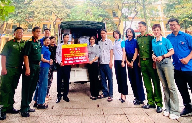 Phường Ngọc Hà trao quà, tiếp sức người dân Trung Giã vượt lũ