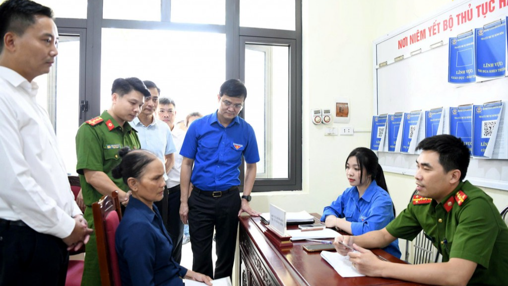 Ủy viên dự khuyết Trung ương Đảng, Phó Chủ tịch Ủy ban Trung ương Mặt trận Tổ quốc Việt Nam, Bí thư Thứ nhất Trung ương Đoàn Bùi Quang Huy thăm, động viên và tặng quà đội tình nguyện làm nhiệm vụ tại xã Minh Châu, Hà Nội (Ảnh: Hoàng Mạnh Thắng)