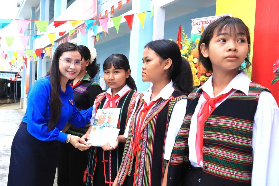 Bí thư Trung ương Đoàn, Chủ tịch Hội đồng Đội Trung ương Nguyễn Phạm Duy Trang trao học bổng cho học sinh dân tộc tại tỉnh Đồng Nai