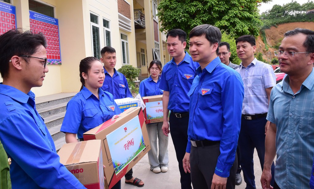 Bí thư Trung ương Đoàn, Chủ tịch Trung ương Hội Sinh viên Việt Nam Nguyễn Minh Triết động viên thanh niên tình nguyện tại Lào Cai