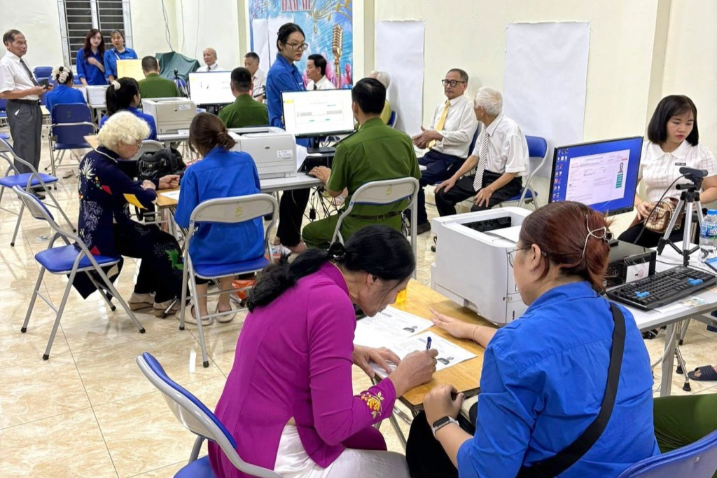 Thanh niên Thủ đô hỗ trợ người dân chuyển đổi số