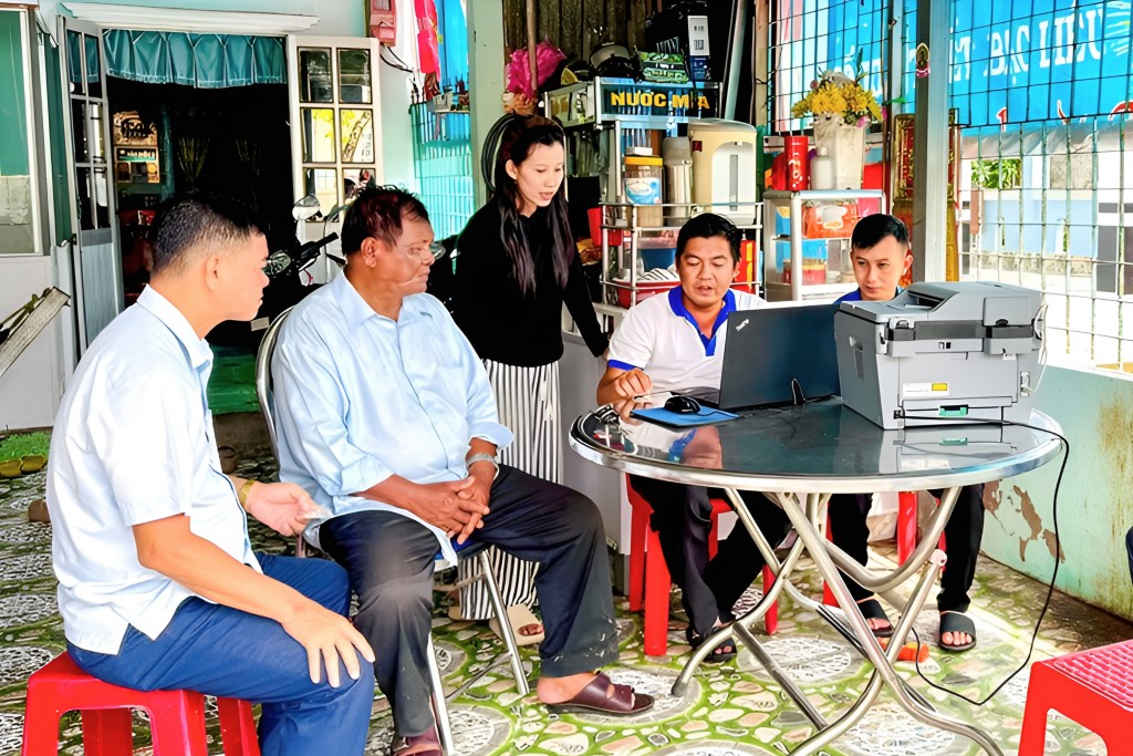 Tổ lưu động của Uỷ ban MTTQ Việt Nam xã xuống nhà dân để tiếp nhận, hướng dẫn thực hiện thủ tục hành chính. (Ảnh: Minh Hải)