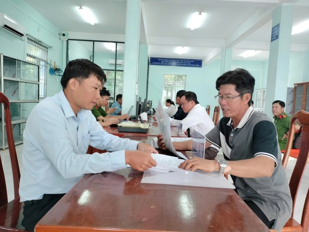 Người dân đến liên hệ giải quyết hồ sơ hành chính tại UBND cấp xã sau khi triển khai mô hình chính quyền địa phương hai cấp. Người dân đến liên hệ giải quyết hồ sơ hành chính tại UBND cấp xã sau khi triển khai mô hình chính quyền địa phương hai cấp.