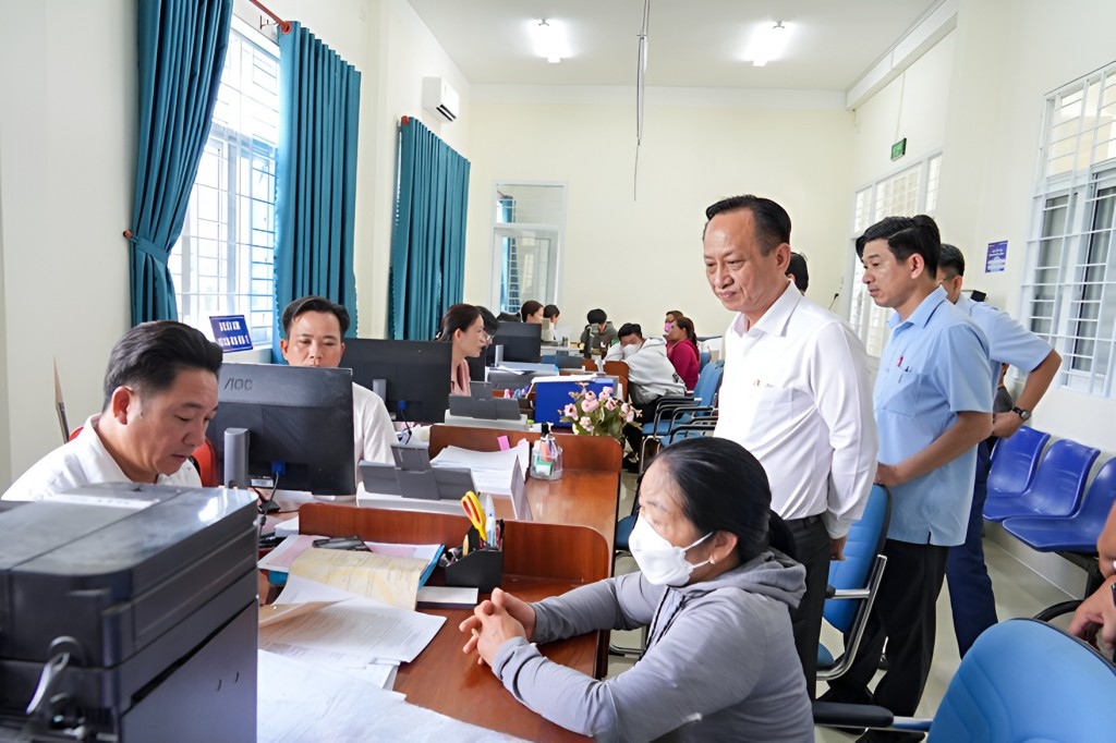 Chủ tịch HĐND tỉnh Cà Mau Phạm Văn Thiều kiểm tra hoạt động của Trung tâm Phục vụ hành chính công xã Vĩnh Hậu. Chủ tịch HĐND tỉnh Cà Mau Phạm Văn Thiều kiểm tra hoạt động của Trung tâm Phục vụ hành chính công xã Vĩnh Hậu.