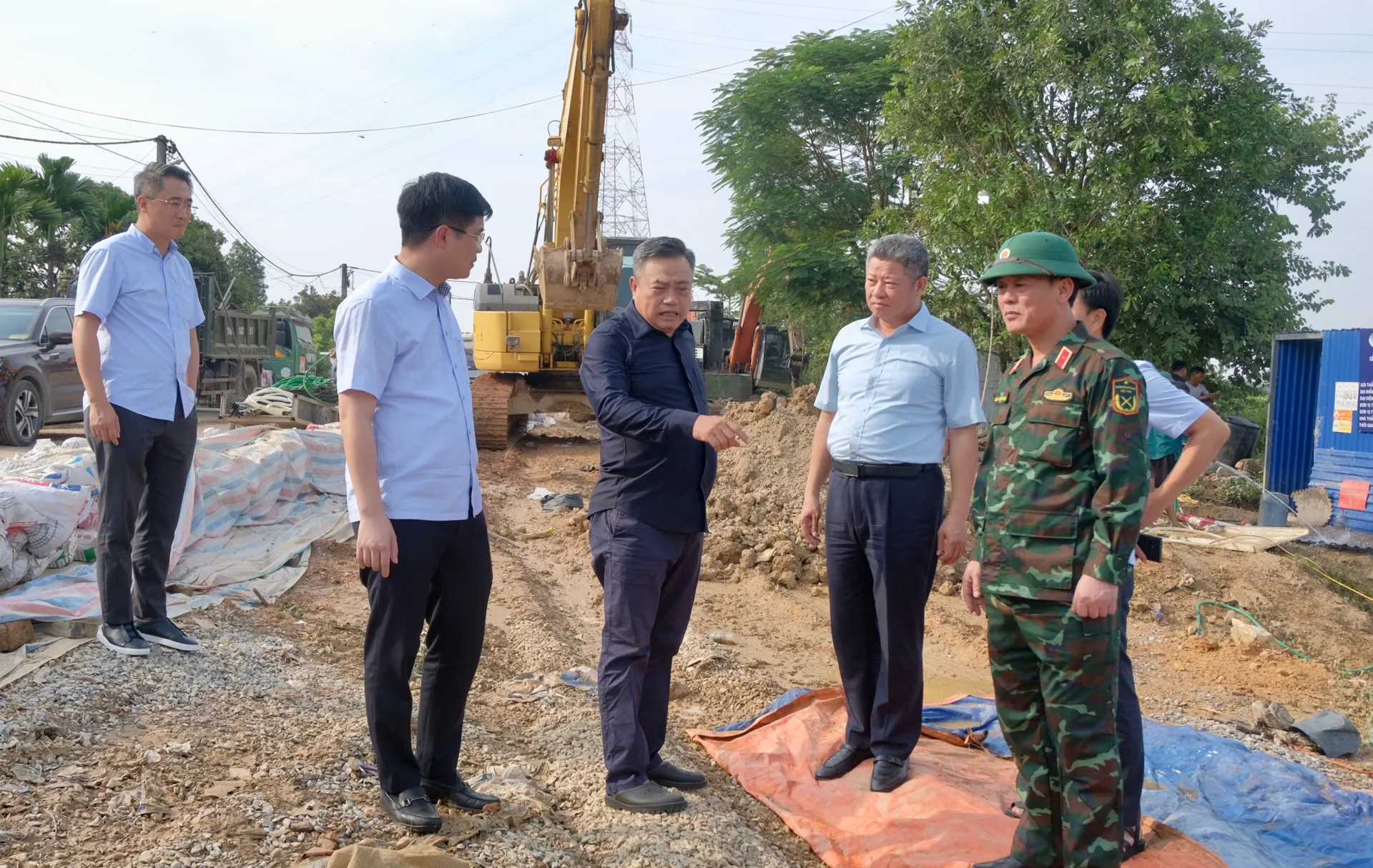Chủ tịch UBND thành phố Hà Nội Trần Sỹ Thanh kiểm tra tình hình ngập lụt và chỉ đạo lực lượng chức năng nghiên cứu nâng cấp tuyến đê hữu Cầu.