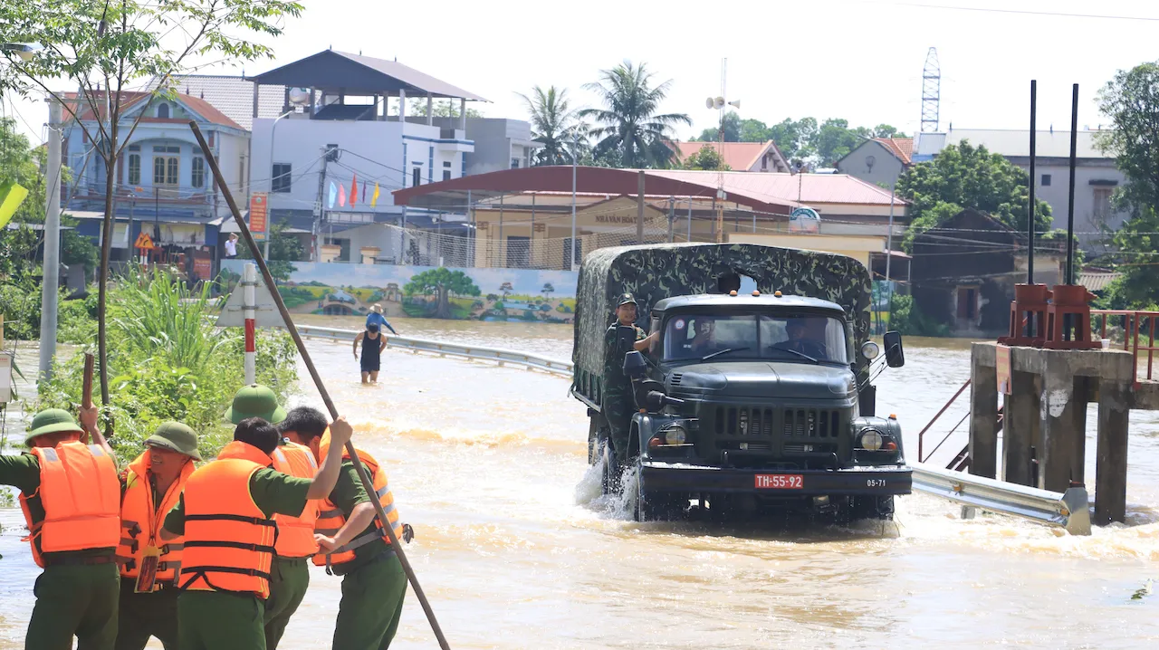 Lực lượng quân đội được huy động để khắc phục hậu quả ngập lụt tại xã Trung Giã