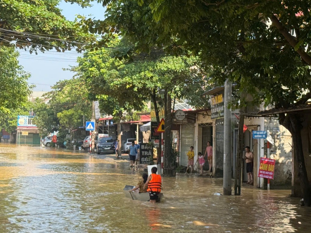Mưa lũ đi qua, tình người còn mãi…