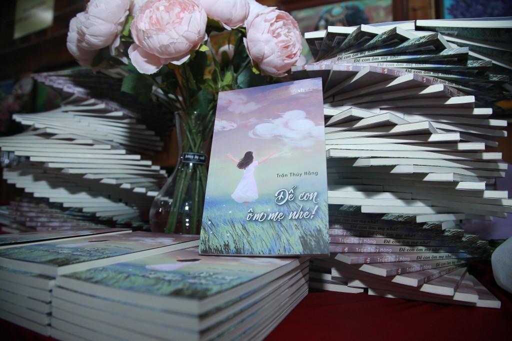 Cuốn sách đầu tay được ấp ủ để gửi tới người mẹ quá cố của tác giả cũng như một món quà gửi tới những người mẹ khi 20/10 sắp đến Cuốn sách đầu tay được ấp ủ để gửi tới người mẹ quá cố của tác giả cũng như một món quà gửi tới những người mẹ khi 20/10 sắp đến