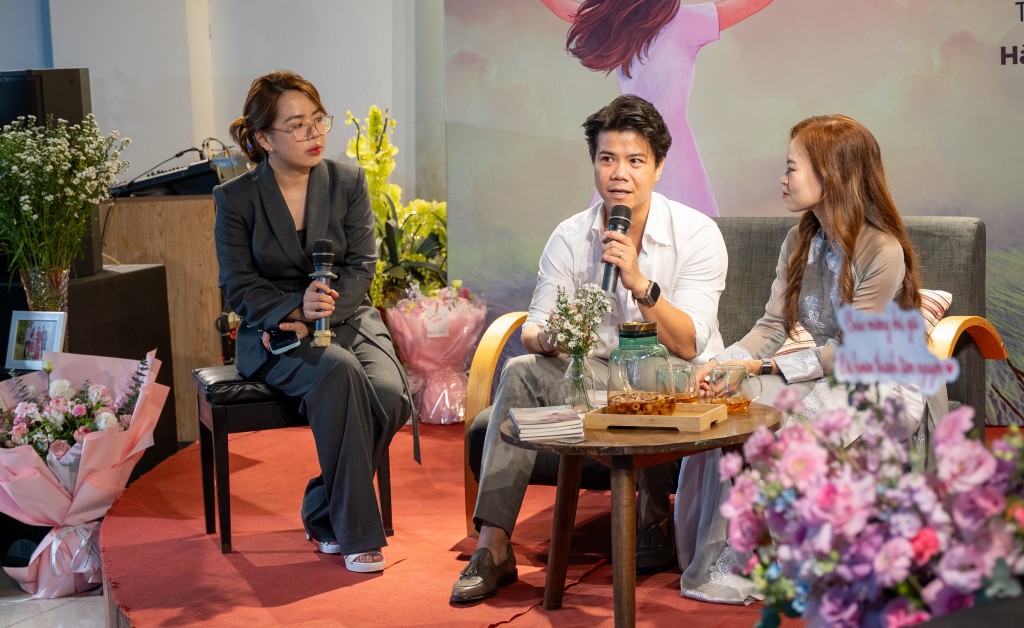 Ca sĩ Đinh Mạnh Ninh chia sẻ về cảm xúc của mình Ca sĩ Đinh Mạnh Ninh chia sẻ về cảm xúc của mình