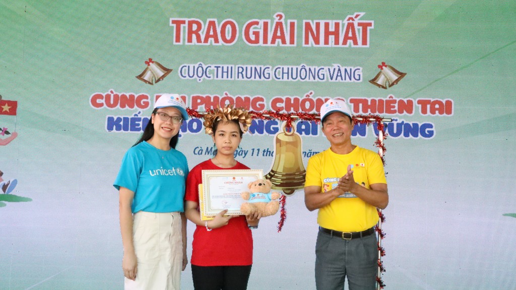 Trao giải Nhất của cuộc thi 