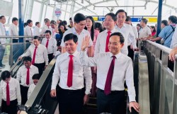 Đoàn đại biểu Đại hội Đảng bộ TP Hồ Chí Minh tham quan tuyến metro