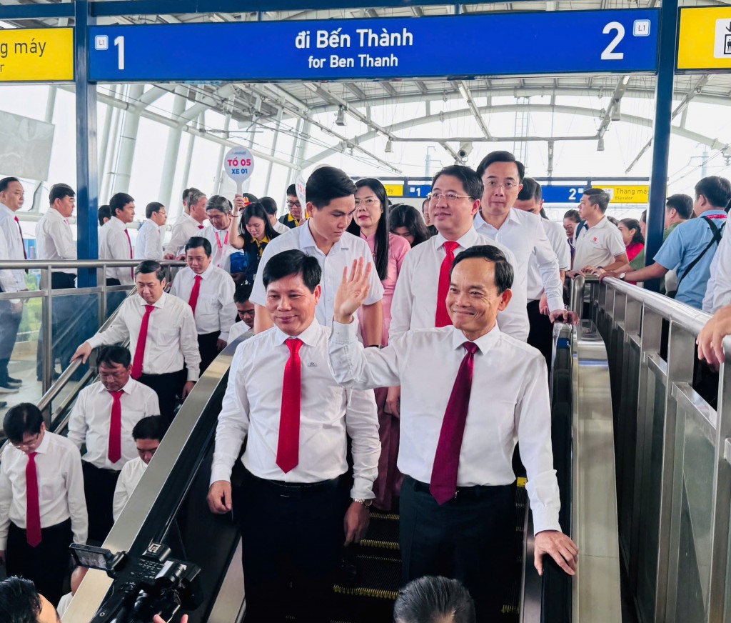 Đoàn đại biểu Đại hội Đảng bộ TP Hồ Chí Minh tham quan tuyến metro