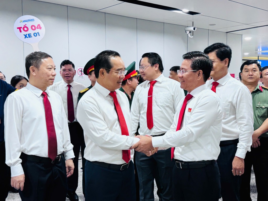 Nguyễn Văn Được, Chủ tịch UBND TP.HCM (thứ hai từ phải sang) tại buổi tham qua