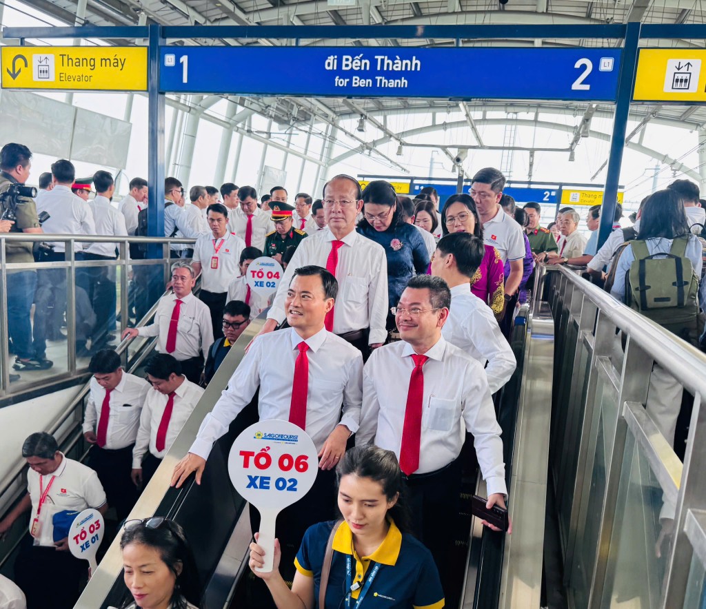 Đoàn đại biểu Đại hội Đảng bộ TP Hồ Chí Minh tham quan tuyến metro