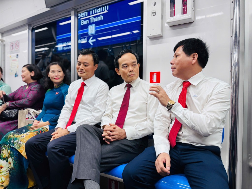 Bí thư Thành ủy TP HCM Trần Lưu Quang trải nghiệm tuyến đường sắt đô thị số 1 (Bến Thành - Suối Tiên)