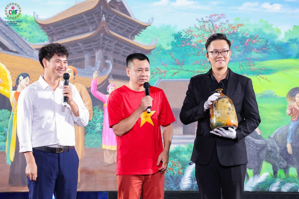 Lễ hội Văn hóa Thế giới tại Hà Nội quyên góp 2,5 tỷ đồng ủng hộ đồng bào vùng lũ