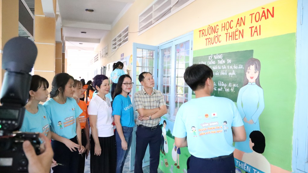 Truyền thông mô hình trường học an toàn trước thiên tai.