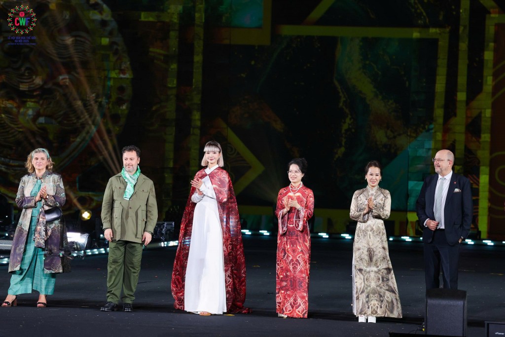 Lễ hội Văn hóa Thế giới tại Hà Nội quyên góp 2,5 tỷ đồng ủng hộ đồng bào vùng lũ