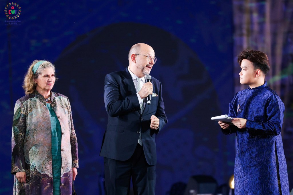 Lễ hội Văn hóa Thế giới tại Hà Nội quyên góp 2,5 tỷ đồng ủng hộ đồng bào vùng lũ