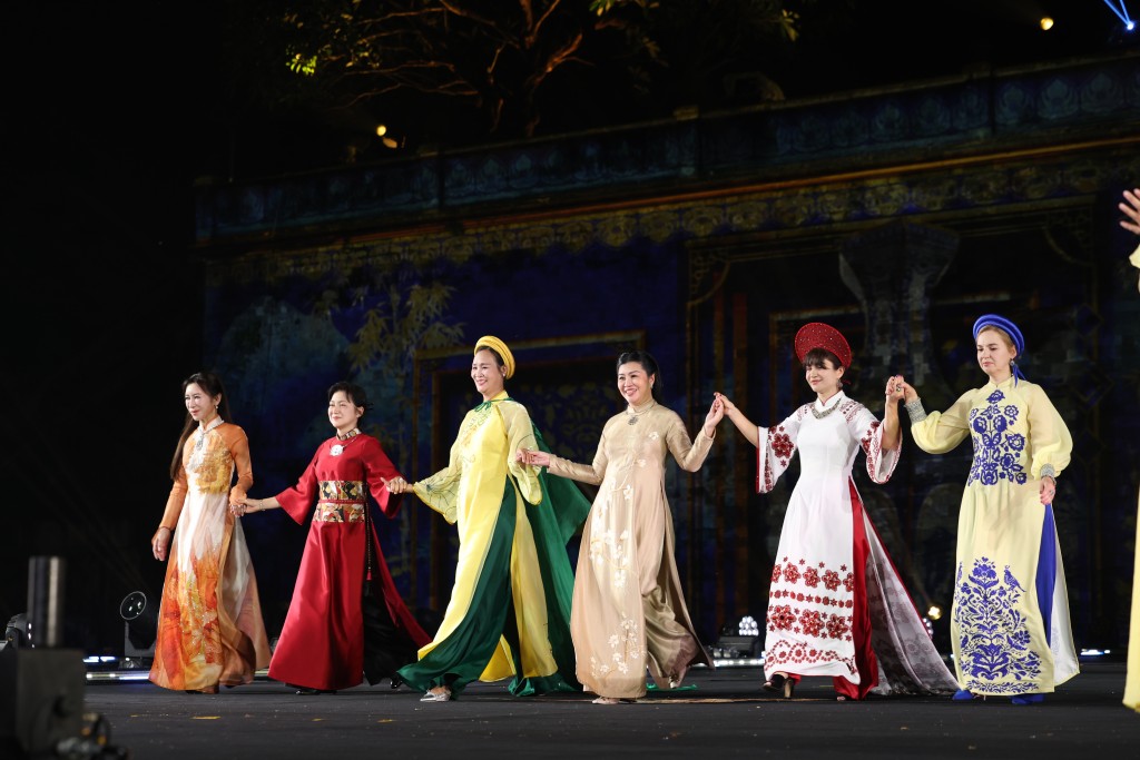 Lễ hội Văn hóa Thế giới tại Hà Nội quyên góp 2,5 tỷ đồng ủng hộ đồng bào vùng lũ