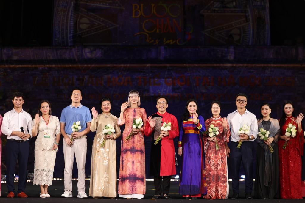 Lễ hội Văn hóa Thế giới tại Hà Nội quyên góp 2,5 tỷ đồng ủng hộ đồng bào vùng lũ