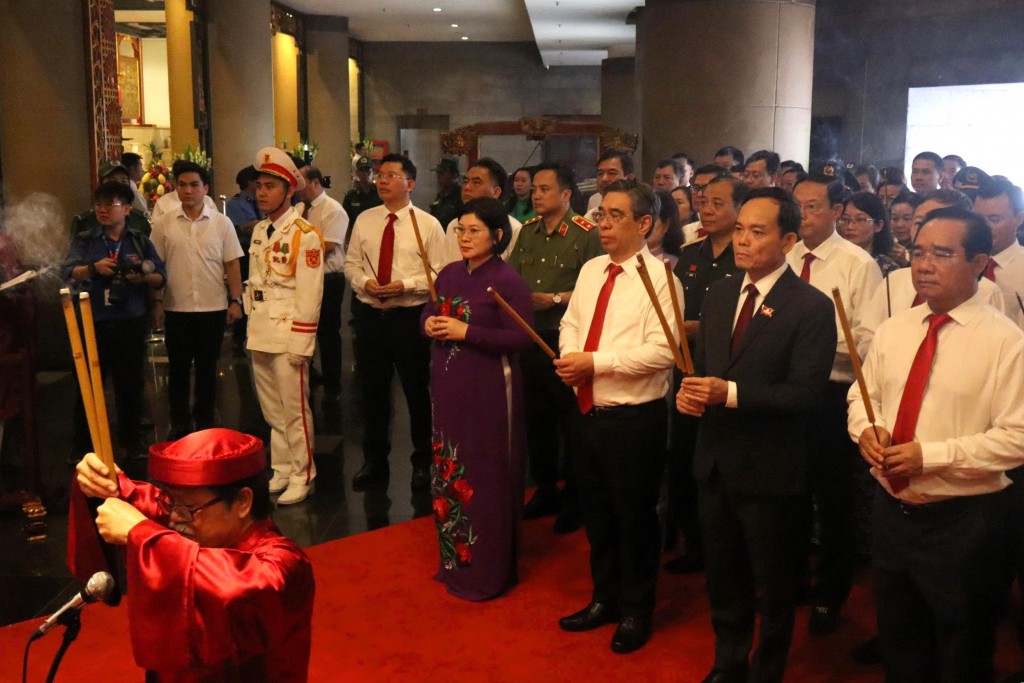 các đại biểu dâng hương tại Đài tưởng niệm các Vua Hùng