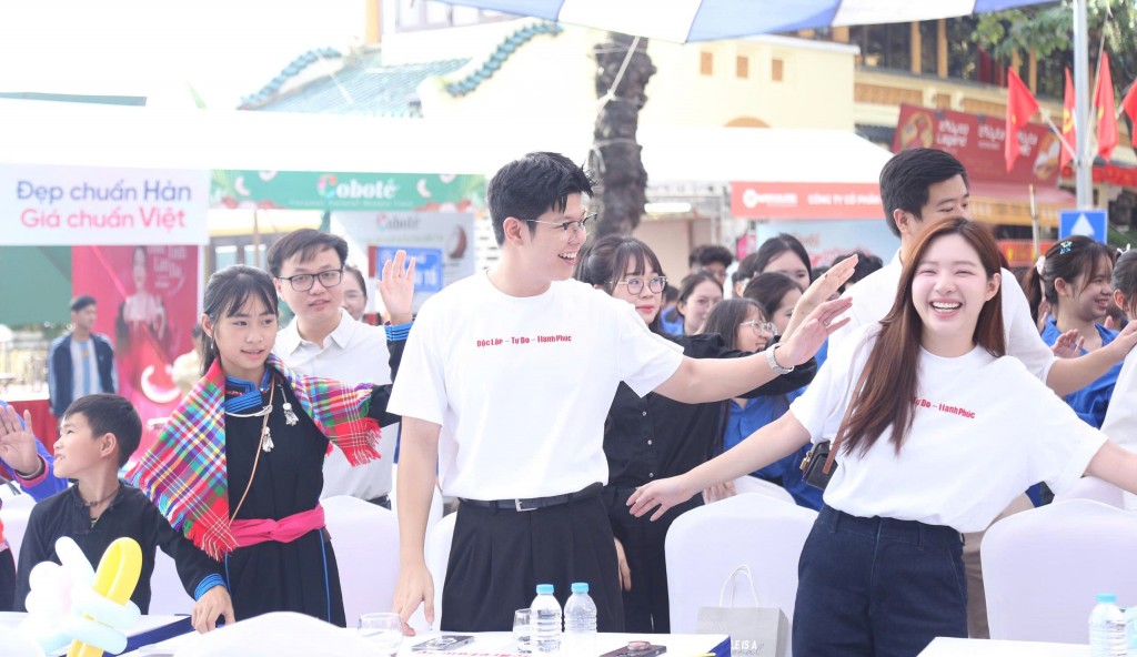 Gia đình trẻ hạnh phúc “Bên nhau, mình là nhà