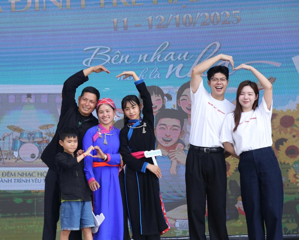 Gia đình trẻ hạnh phúc “Bên nhau, mình là nhà