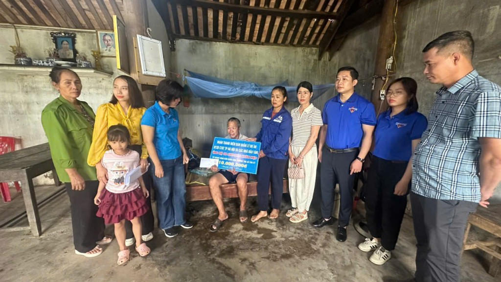 Các bạn trẻ đến thăm, tặng quà gia đình có hoàn cảnh khó khăn tại Nghệ An Các bạn trẻ đến thăm, tặng quà gia đình có hoàn cảnh khó khăn tại Nghệ An