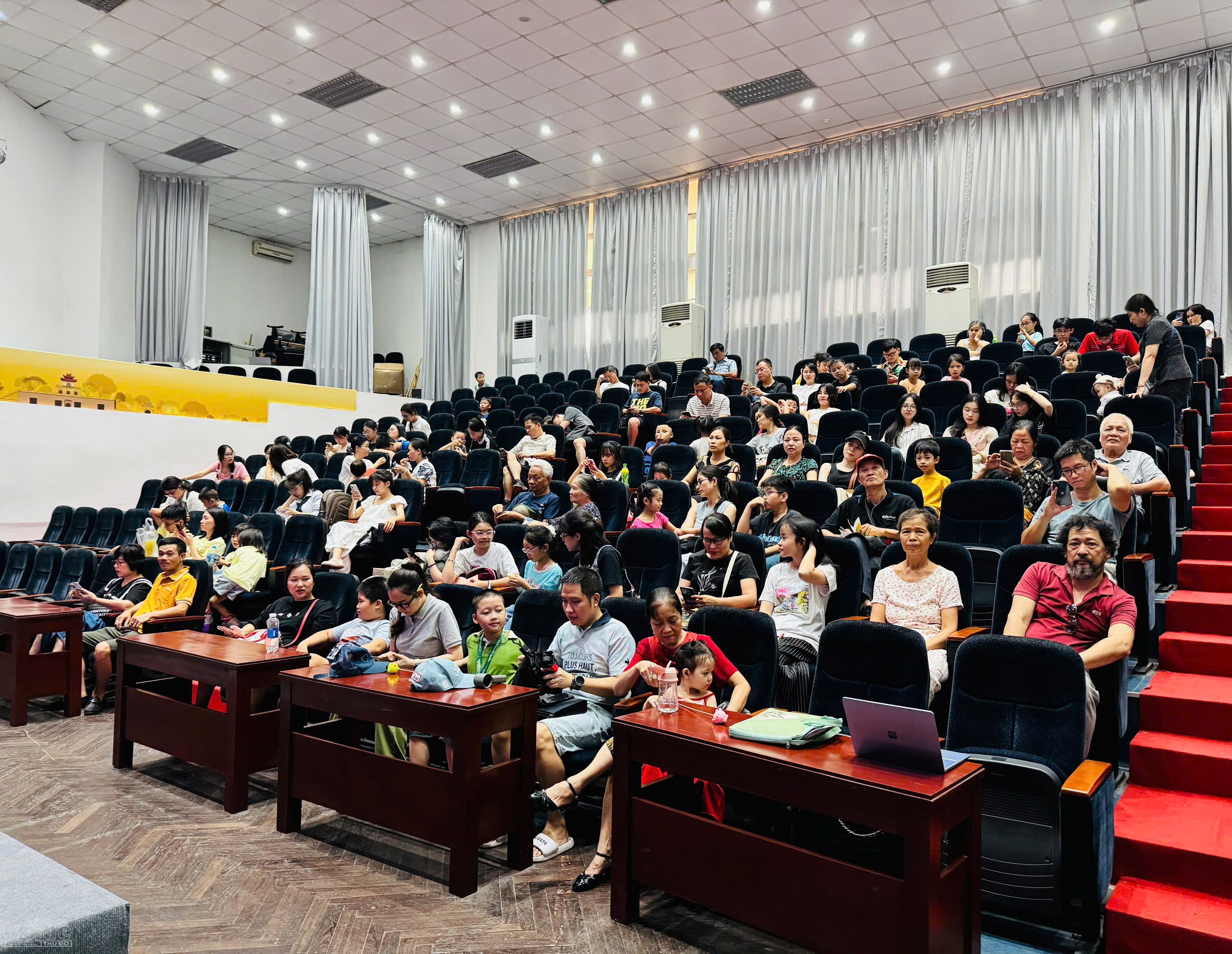 Đông đảo khán giả đón xem những bộ phim được trình chiếu liên tục tại đây