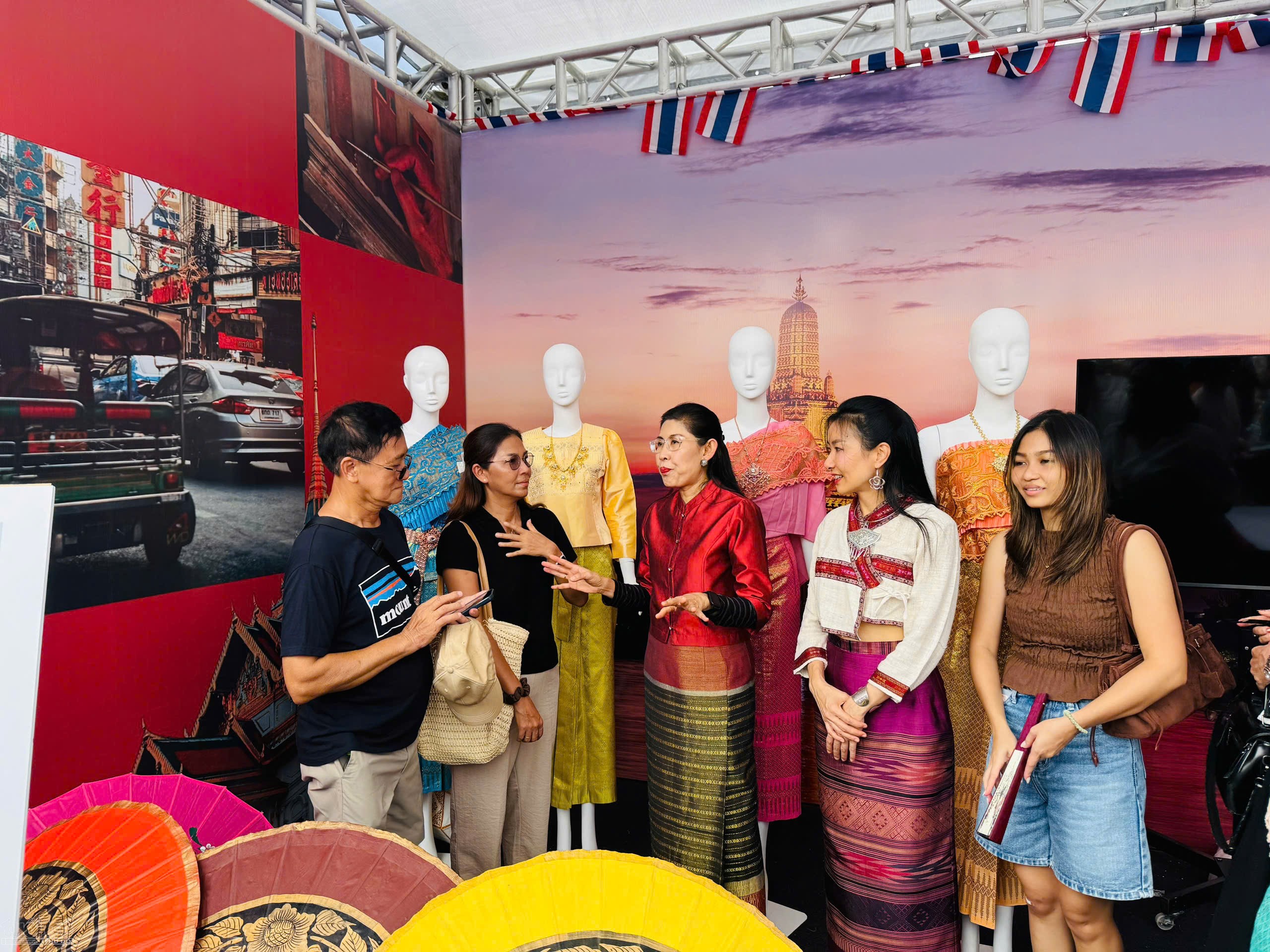 Rực rỡ sắc màu văn hóa các quốc gia giữa lòng Hà Nội