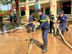 Sát cánh cùng Nhân dân chống lũ