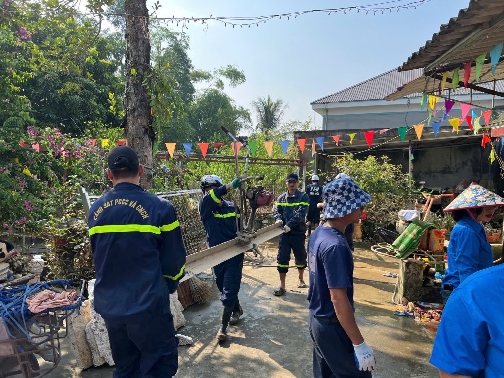 Sát cánh cùng Nhân dân chống lũ