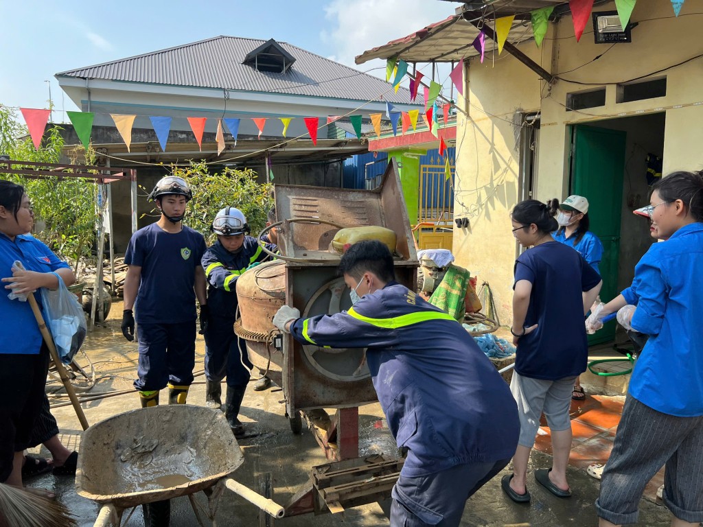 Sát cánh cùng Nhân dân chống lũ